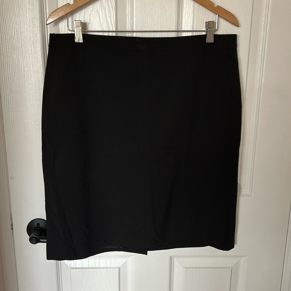 Black pencil skirt - Picture 1 of 3